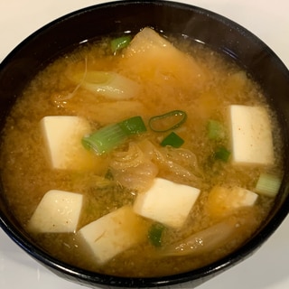 豆腐とキムチとネギの味噌汁